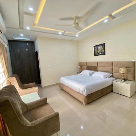 Continental Boutique House Bed & Breakfast Исламабад Екстериор снимка