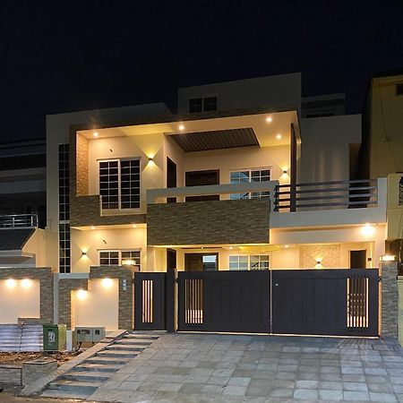 Continental Boutique House Bed & Breakfast Исламабад Екстериор снимка