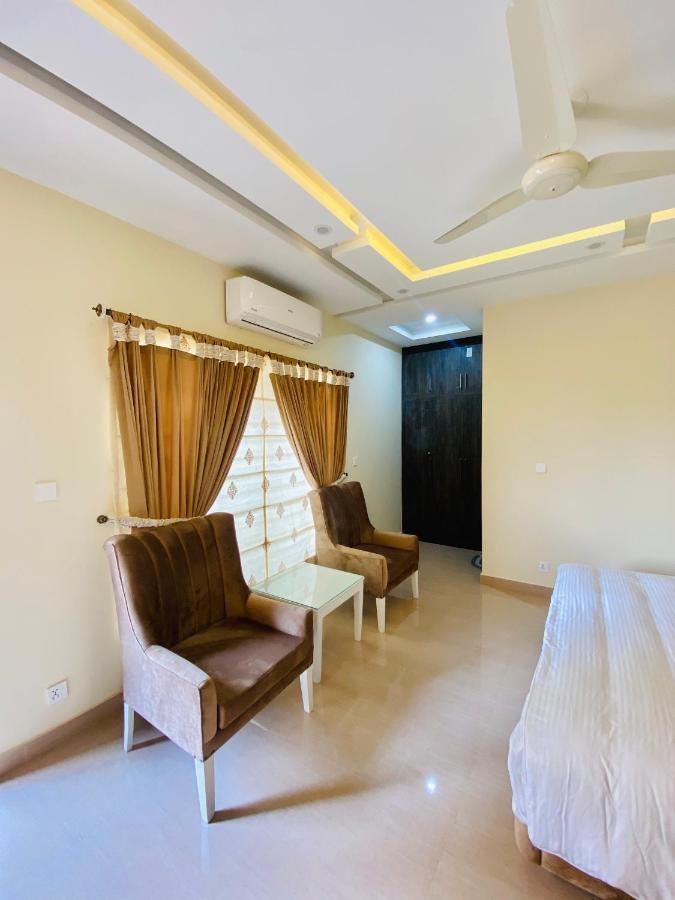 Continental Boutique House Bed & Breakfast Исламабад Екстериор снимка