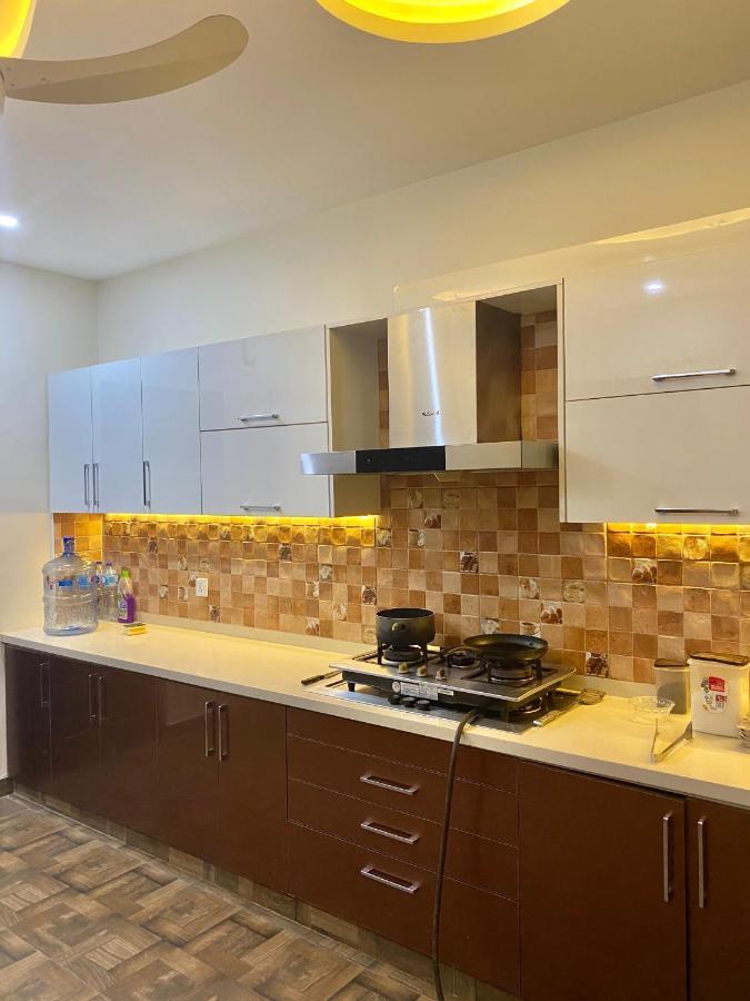 Continental Boutique House Bed & Breakfast Исламабад Екстериор снимка