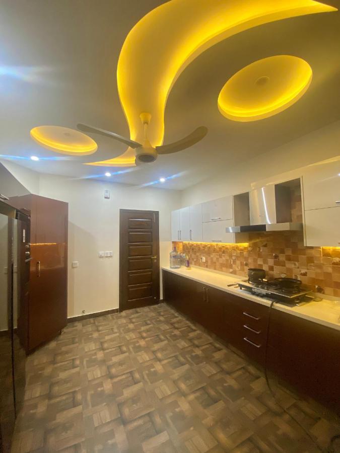 Continental Boutique House Bed & Breakfast Исламабад Екстериор снимка